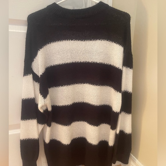 Stripped black and white long sleeve sweater - Picture 3 of 3